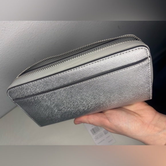 KATE SPADE BRAND NEW IN BOX SILVER KENZIE METALLIC ZIPPER WALLET CLUTCH - Picture 8 of 9